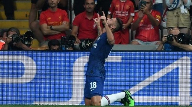 Striker Chelsea Olivier Giroud merayakan golnya ke gawang Liverpool di Piala Super Eropa di Besiktas Park Stadium. OZAN KOSE / AFP