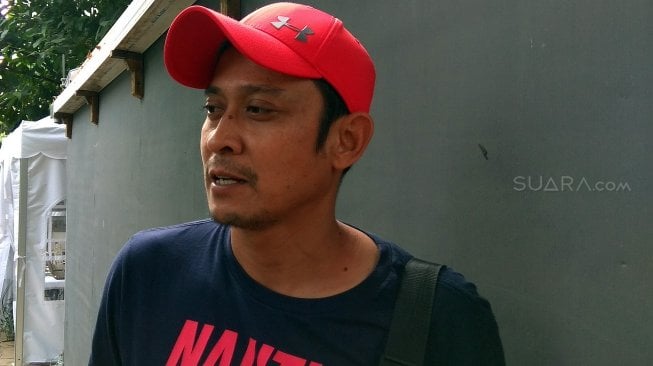 Pelatih Tim Tenis Indonesia, Febi Widhiyanto di Lapangan Tenis Hotel Sultan, Jakarta, Kamis (15/8/2019). [Suara.com/Arief Apriadi]