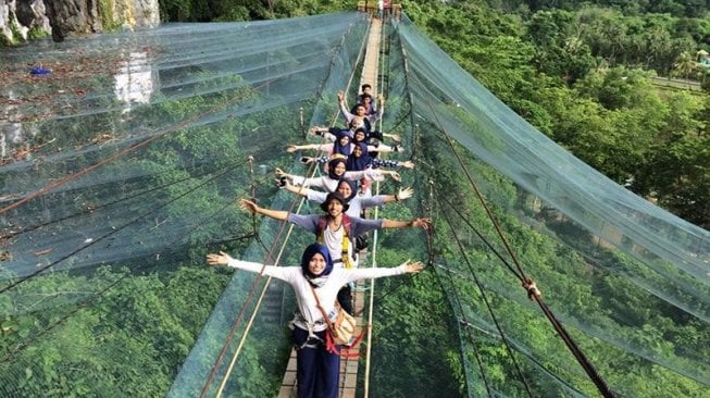 Helena Sky Bridge. (Sumber: krismaekapratiwi.blogspot.com)