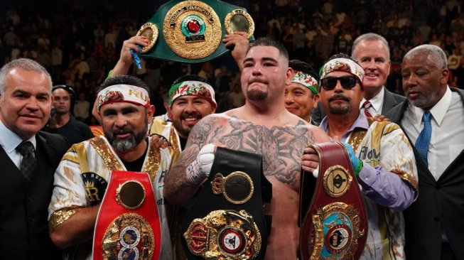 Petinju Meksiko, Andy Ruiz menjadi juara dunia baru kelas berat WBA (Super), WBO, IBF, dan IBO usai menang TKO ronde ketujuh atas Anthony Joshua (Inggris) di Madison Square Garden, New York, Amerika Serikat, Sabtu (1/6/2019). [AFP/Timothy A. Clary]