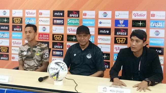 Pelatih Tira-Persikabo Rahmad Darmawan (tengah) dan pemainnya Roni Sugeng (kiri) dalam jumpa pers setelah pertandingan kontra Bali United di Stadion Pakansari, Cibinong, Bogor, Kamis (15/8/2019). [Suara.com/Adie Prasetyo]