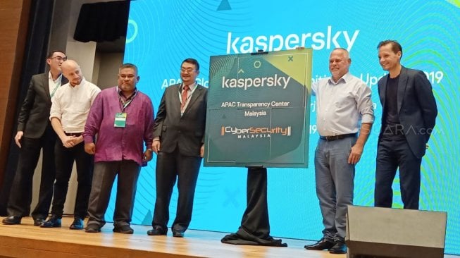 CEO Kaspersky, Eugene Kaspersky (kedua kanan) dan CEO CyberSecurity Malaysia Dato ’Ts. Amirudin Abdul Wahab (ketiga dari kanan) di APAC Global Transparency Initiative Update 2019, Cyberjaya, Malaysia, (Suara.com/Dwi Bowo Raharjo)