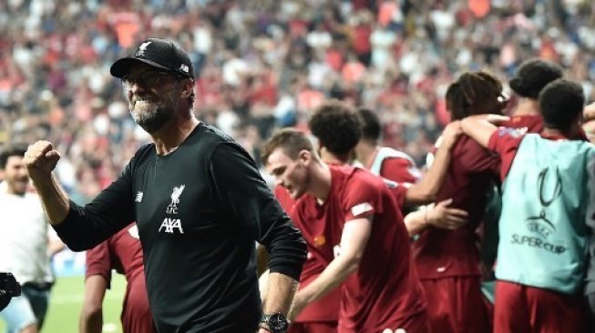 Reaksi Manajer Liverpool Jurgen Klopp setelah skuatnya mengalahkan Chelsea lewat adu penalti di Piala Super Eropa. OZAN KOSE / AFP