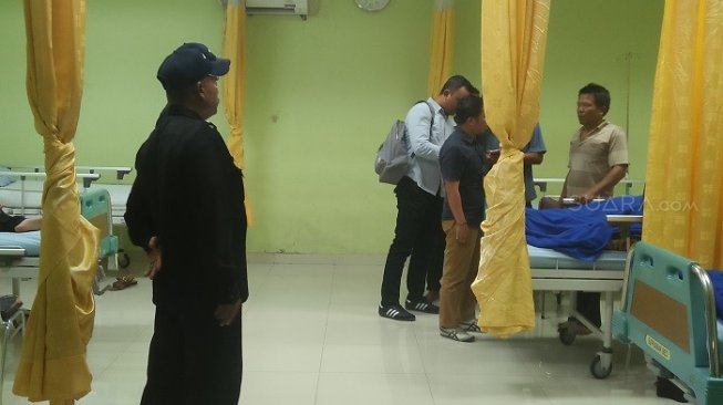 Siti Saadiyah, korban selamat pembantaian sekeluarga saat dibesuk Jubir LPSK. (Suara/Yandhi).