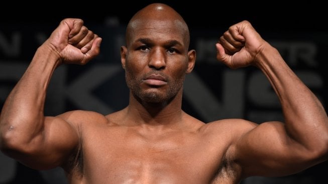 Mantan juara dunia tinju di dua kelas berbeda, Bernard Hopkins. [AFP/Don Emmert]