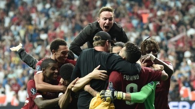 Liverpool merayakan kemenangan atas Chelsea guna menjuarai Piala Super Eropa 2019 di Besiktas Park Stadium. OZAN KOSE / AFP