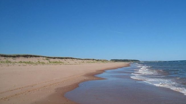 Mendengar Alunan Pasir Bernyanyi di Pantai Basin Head Kanada