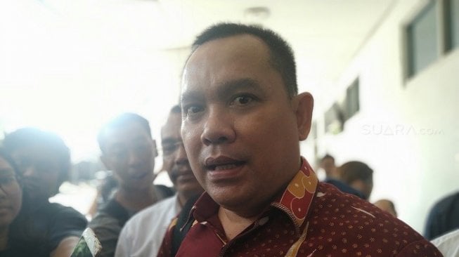 Pengacara Kivlan Zen, Tonin Tachta saat ditemui di PN Jakarta Timur. (Suara.com/M Yasir).