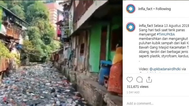 Salut! Bapak-bapak Ini Banting Tulang Bersihkan Sampah di Kali Krukut