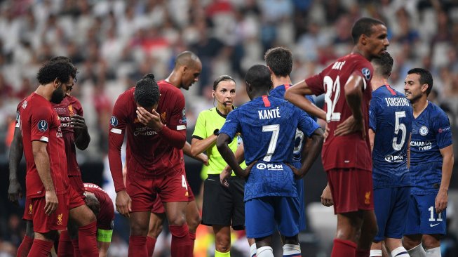 Wasit Stephanie Frappart saat memimpin pertandingan sepak bola Piala Super Eropa 2019 antara Liverpool melawan Chelsea di Stadion Besiktas Park, Istanbul, Turki, Kamis (15/8) dini hari WIB. [Bulent Kilic / AFP]