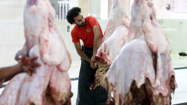 Mohammad Ibraheem saat memotong daging di sebuah rumah jagal hewan di hari ketiga Idul Adha di Kota Kuwait, Selasa (13/8). [AFP Photo/ Yasser Al-Zayyat]