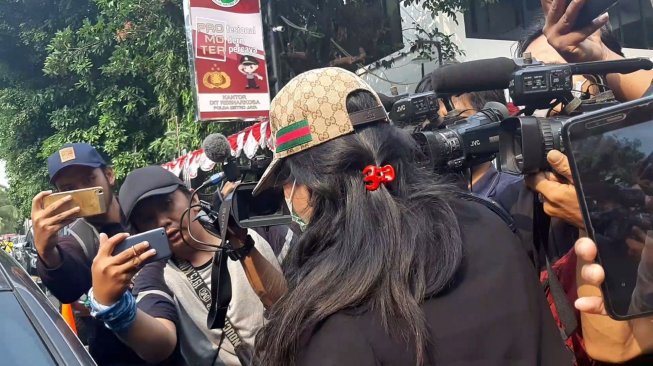 Henny Mona enggan melayani wawancara wartawan usai menjenguk suami, Rio Reifan di Polda Metro Jaya, Kamis (15/8/2019). [Yuliani/Suara.com]