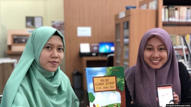 Dinda Dewi (kiri) dan Riski Ajura Ayu Ningtia (kanan) dua dari empat mahasiswi UMSU yang menciptakan 99,99 komik strip menggunakan bahasa daerah [VOA/Anugrah Andriansyah]