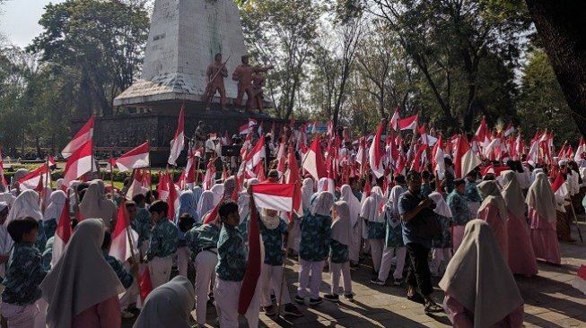 Peringati Kemerdekaan, Seribuan Siswa SD Kibarkan Bendera di Monjari