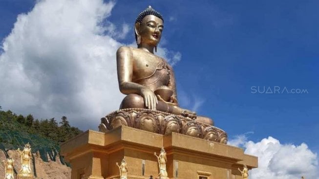 Patung Buddha Dortenma terbesar yang terbuat dari perunggu, di kota Thimphu [Cherie (IG: never_stop_exploriiing, youtu.be/KS9tb5q3x2o)].