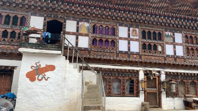 Lukisan phallus atau lingga raksasa yang bisa dijumpai di berbagai tempat peribadatan penganut Buddha di Bhutan [Cherie (IG: never_stop_exploriiing, youtu.be/KS9tb5q3x2o)]