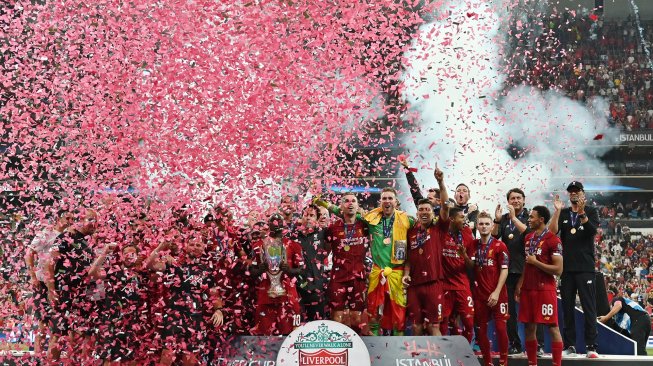 Para pemain Liverpool merayakan kemenangannya di podium setelah memenangkan pertandingan sepak bola UEFA Super Cup 2019 antara Liverpool melawan Chelsea di Stadion Besiktas Park, Istanbul, Turki, Kamis (15/8) dini hari WIB. [OZAN KOSE / AFP]