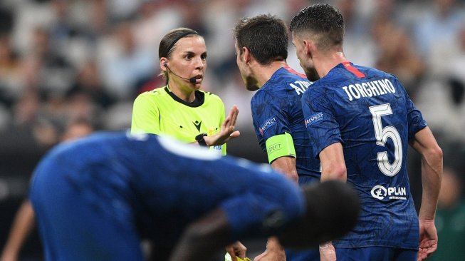 Wasit Stephanie Frappart saat memimpin pertandingan sepak bola Piala Super Eropa 2019 antara Liverpool melawan Chelsea di Stadion Besiktas Park, Istanbul, Turki, Kamis (15/8) dini hari WIB. [Bulent Kilic / AFP]