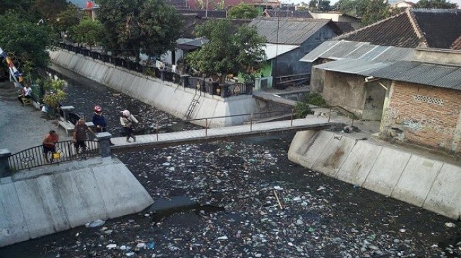 Penuh Sampah, Begini Penampakan Menyedihkan Kali Pepe dan Premulung Solo