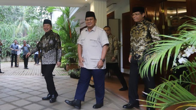 Ketua Umum Partai Gerindra Prabowo Subianto bersama Plt Ketua Umum PPP Suharso Monoarfa memberikan keterangan pers seusai melakukan pertemuan di Kertanegara IV, Jakarta, Kamis (15/8). [Suara.com/Arya Manggala