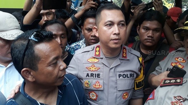 Wakapolres Jakarta Pusat AKBP Arie Ardian saat berdiaolog dengan perwakila buruh. (Suara.com/Novian)