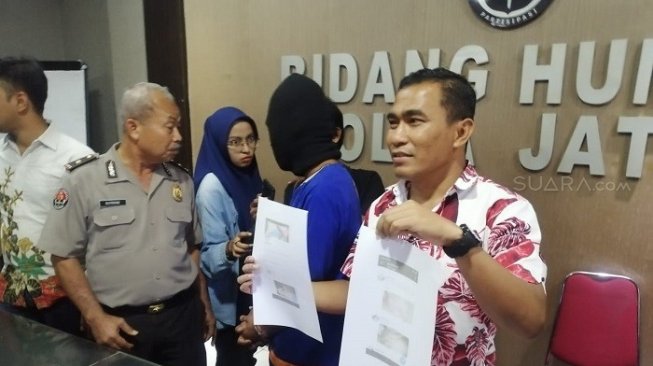 Lagi! Suami Sebar Foto Telanjang Istri untuk Gaet Pelanggan Pesta Threesome