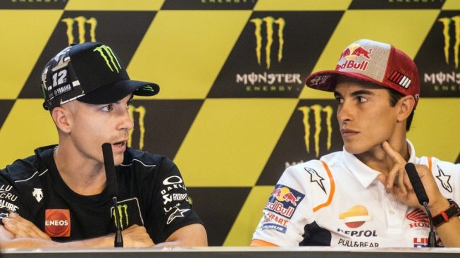 Pebalap Monster Energy Yamaha, Maverick Vinales (kiri), dan Marc Marquez (Repsol Honda) dalam jumpa pers jelang balapan MotoGP Ceko di Sirkuit Brno, Kamis (1/8/2019). [AFP/Michal Cizek]