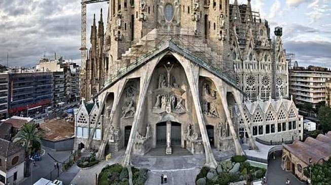 (Wikimedia Commons Sagrada Familia Official)