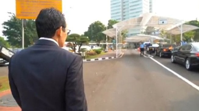 Bidik layar video saat Sandiaga Uno jalan kaki ke Kompleks Senayan. (Twitter @sandiuno).