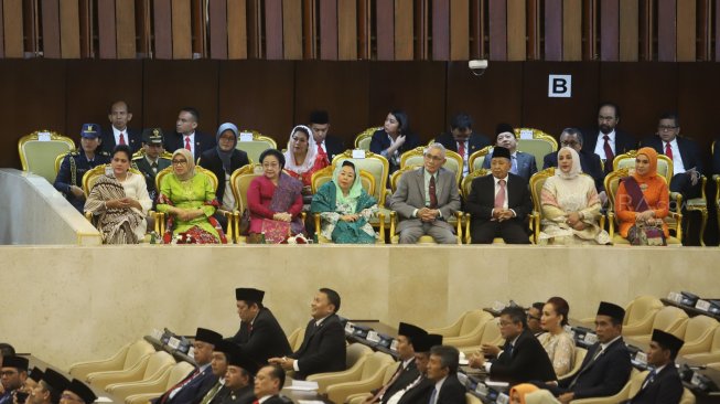 Ibu Negara Iriana Joko Widodo (kiri), Ibu Mufidah Jusuf Kalla (kedua kiri) bersama Mantan Presiden dan Mantan Wakil Presiden Megawati Soekarnoputri, Sinta Nuriyah Wahid, Try Sutrisno, Hamzah Haz saat menghadiri Sidang Tahunan MPR di Kompleks Parlemen, Senayan, Jakarta, Jumat (16/8). [Suara.com/Arya Manggala]