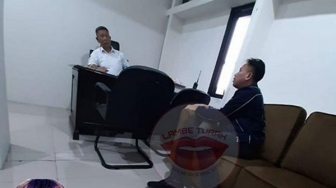 Foto Vicky Prasetyo di kantor polisi viral dan diduga dijemput paksa. [Lambe Turah]