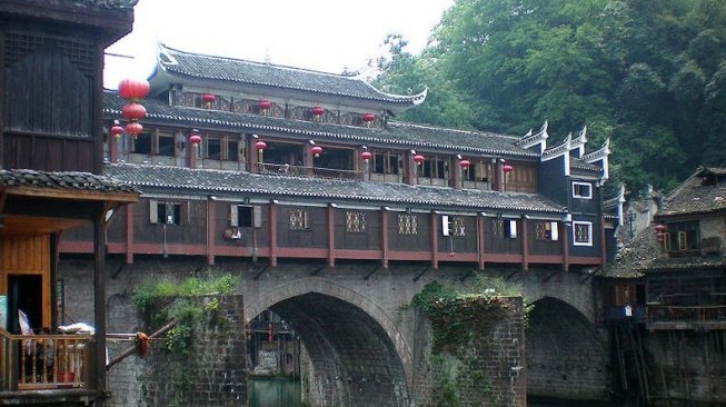 Hongqiao di Fenghuang (Wikimedia Commons Zhangmoon618)