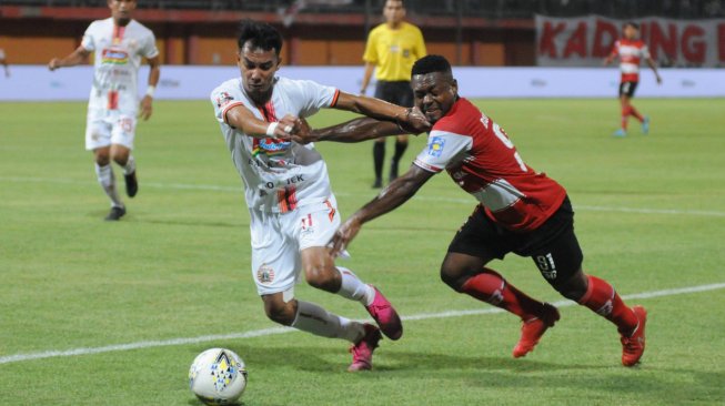 Pesepak bola Madura United (MU) David Laly (kanan) berusaha melewati pesepak bola Persija Jakarta Novri Setiawan (kiri) pada pertandingan Liga 1 di Stadion Gelora Madura Ratu Pamelingan (SGMRP) Pamekasan, Jawa Timur, Jumat (16/8/2019). MU ditahan Persija dengan skor 2-2. ANTARA FOTO/Saiful Bahri/pras.