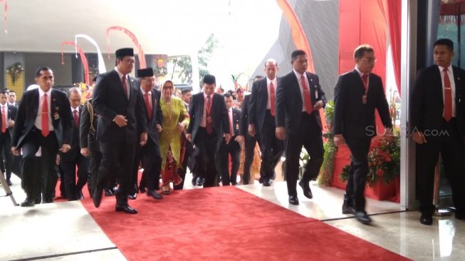 Hadiri Sidang Tahunan MPR, JK Berjas Hitam Sambil Gandeng Mufidah