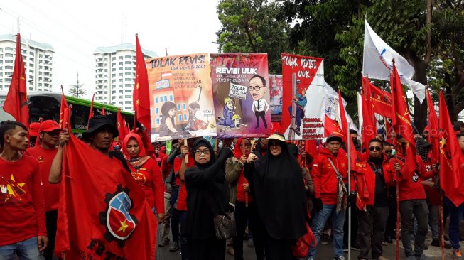 Demo buruh di depan DPR. (Suara.com/Novian)