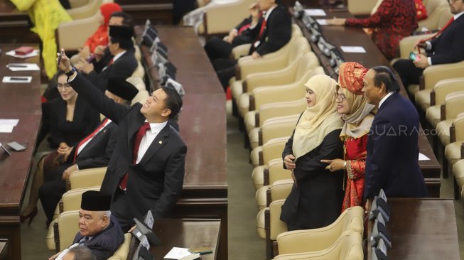 Sejumlah Anggota DPR-DPD-MPR selfie sebelum mengikuti Sidang Tahunan MPR di Kompleks Parlemen, Senayan, Jakarta, Jumat (16/8). [Suara.com/Arya Manggala]