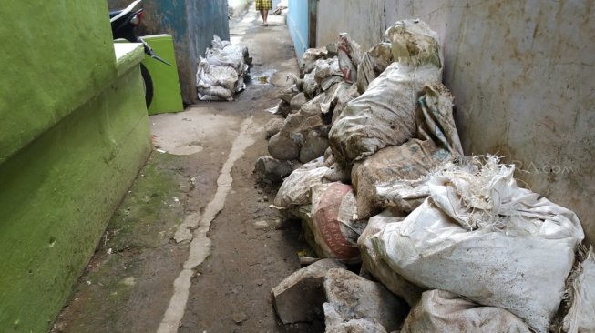 Warga Kampung Melayu reklamasi Sungai Ciliwung. (Suara.com/Fakhri)