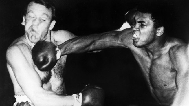 Petinju Amerika Serikat, Muhammad Ali (kanan), saat bertarung melawan petinju kelas berat Inggris, Brian London, di Earls Court Arena, London pada 6 Agustus 1966. [AFP]