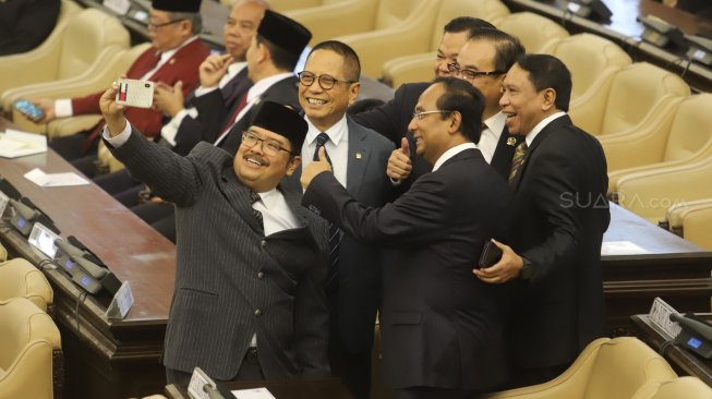 Sejumlah Anggota DPR-DPD-MPR selfie sebelum mengikuti Sidang Tahunan MPR di Kompleks Parlemen, Senayan, Jakarta, Jumat (16/8). [Suara.com/Arya Manggala]