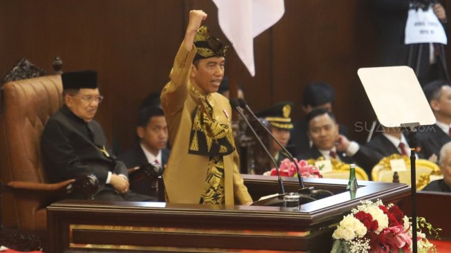 Presiden Joko Widodo menyampaikan pidato kenegaraan dalam rangka HUT Ke-74 Kemerdekaan RI saat sidang bersama DPD-DPR di Kompleks Parlemen, Jakarta, Jumat (16/8). [Suara.com/Arya Manggala]
