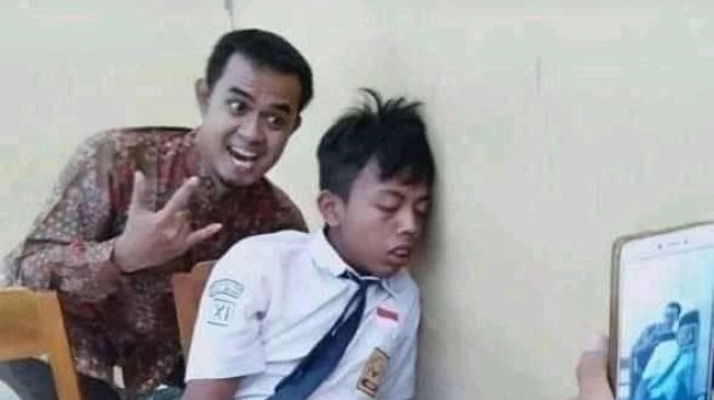 Ketahuan Tidur di Kelas, Ini Aksi Kocak yang Dilakukan Gurunya