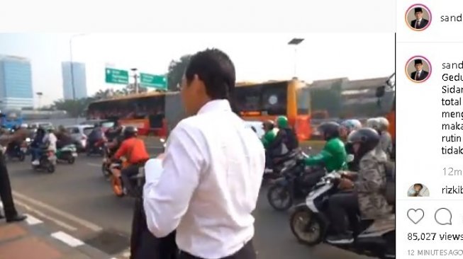 Sandiaga Uno jalan kaki ke Gedung MPR. (Instagram/@sandiagauno)