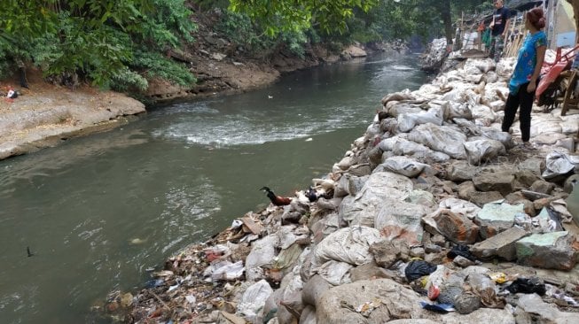 Warga Kampung Melayu reklamasi Sungai Ciliwung. (Suara.com/Fakhri)