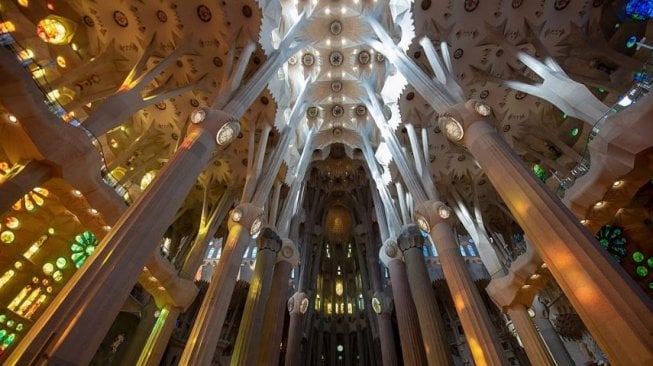 Bagian dalam La Sagrada Familia (Wikimedia Commons Robert Gombos)