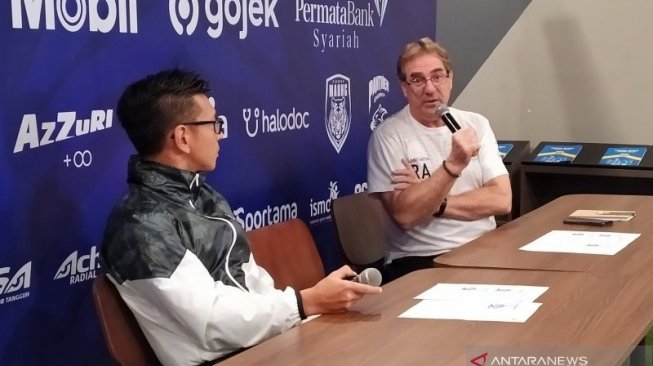 Pelatih Persib Bandung, Robert Alberts saat mengumumkan tiga pemain baru persib di Graha Persib, Jalan Sulanjana, Kota Bandung, Kamis (15/8/2019). (Bagus Ahmad Rizaldi)