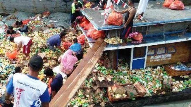 Ditinggal Salat Subuh, Kapal Usaha Bersama Karam, Ribuan Mi Diambil Warga