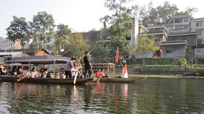 Geliat aktivitas di Sungai Tuojiang Fenghuang (Wikimedia Commons Huangdan2060)