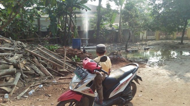 Heboh Air Berbau Minyak Menyembur di Halaman Rumah Warga di Serang