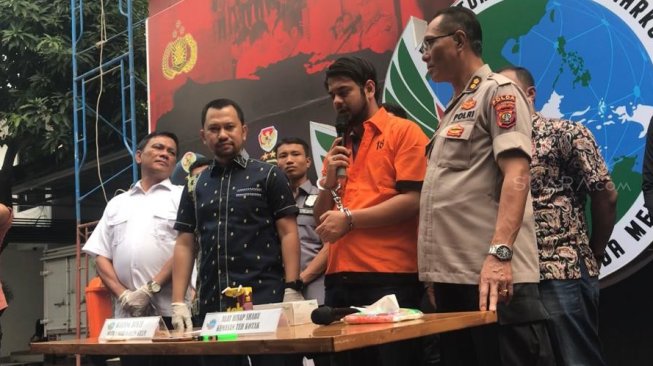 Rio Reifan dihadirkan dalam gelar perkara kasus narkoba di Polda Metro Jaya, Jumat (16/8/2019). [Sumarni/Suara.com]