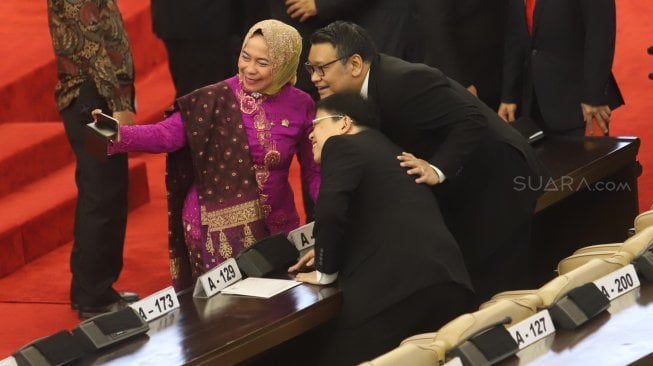 Sejumlah Anggota DPR-DPD-MPR selfie sebelum mengikuti Sidang Tahunan MPR di Kompleks Parlemen, Senayan, Jakarta, Jumat (16/8). [Suara.com/Arya Manggala]